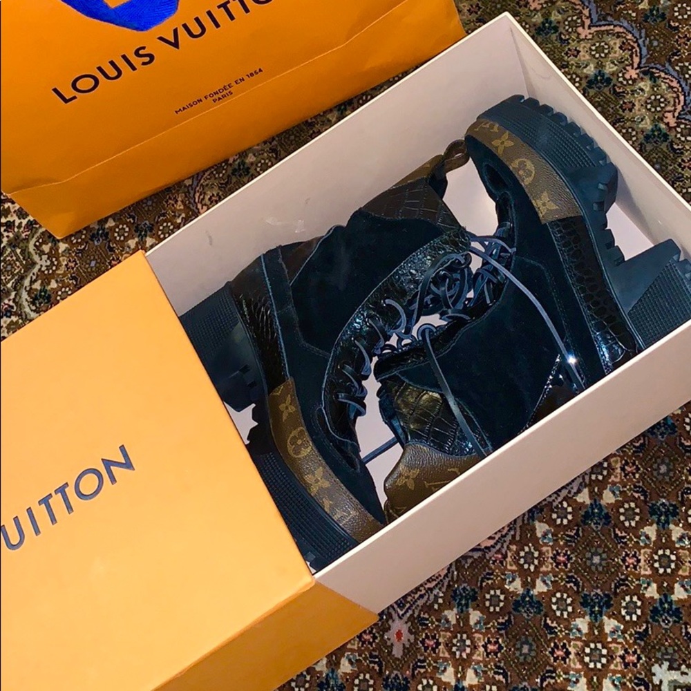 Authentic LV desert boots. Great condition!